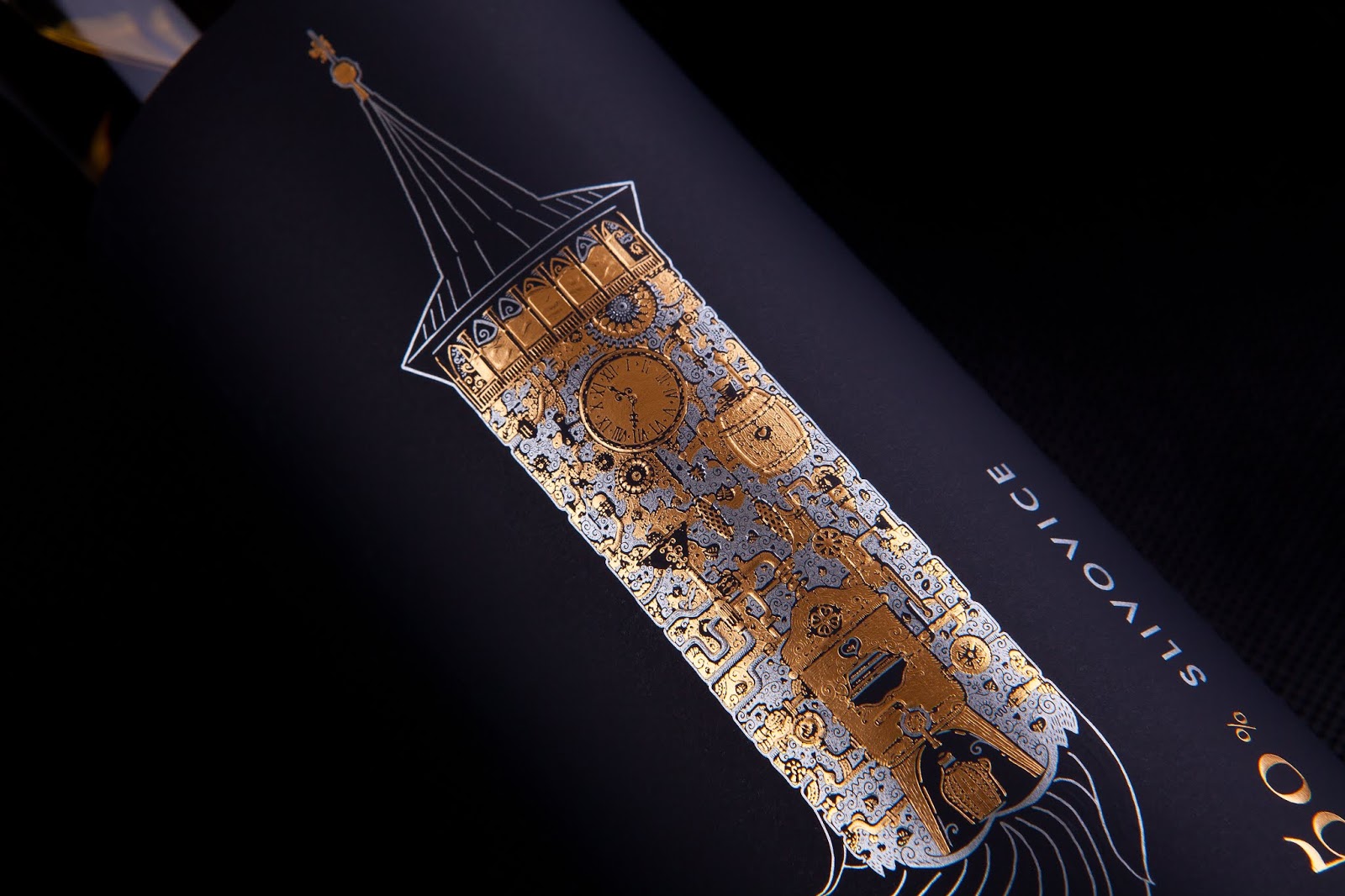 黃酒酒瓶與標(biāo)簽設(shè)計(jì)(圖1) 黃酒酒瓶與標(biāo)簽設(shè)計(jì)(圖1)