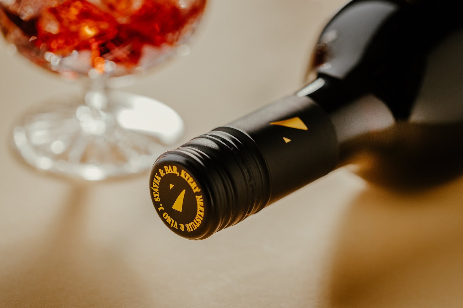 紅酒酒標(biāo)設(shè)計(jì)瓶型設(shè)計(jì)(圖4) 紅酒酒標(biāo)設(shè)計(jì)瓶型設(shè)計(jì)(圖4)