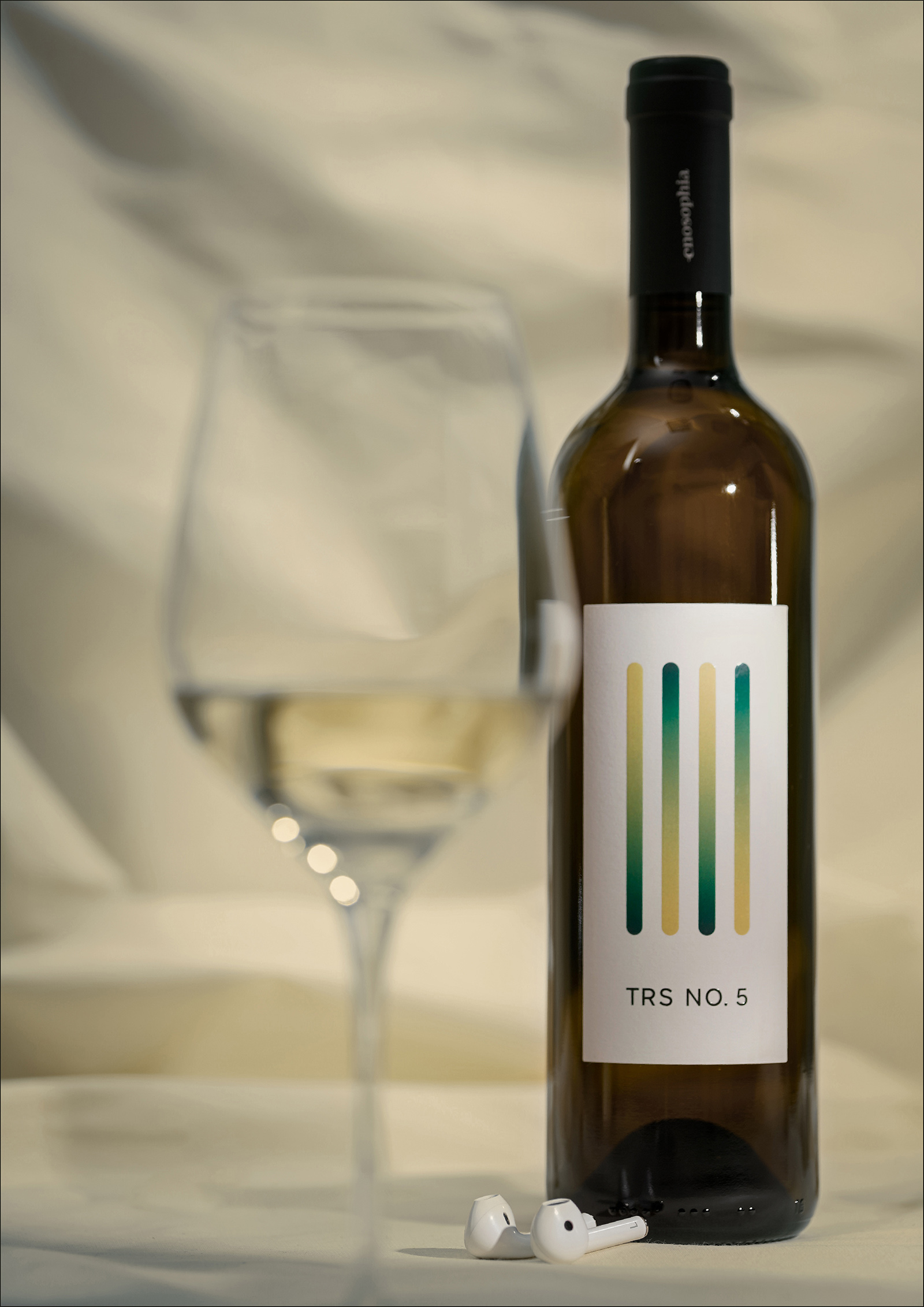 帶有可播放音樂(lè)的互動(dòng)標(biāo)簽的葡萄酒包裝這樣設(shè)計(jì)(圖2) 帶有可播放音樂(lè)的互動(dòng)標(biāo)簽的葡萄酒包裝這樣設(shè)計(jì)(圖2)