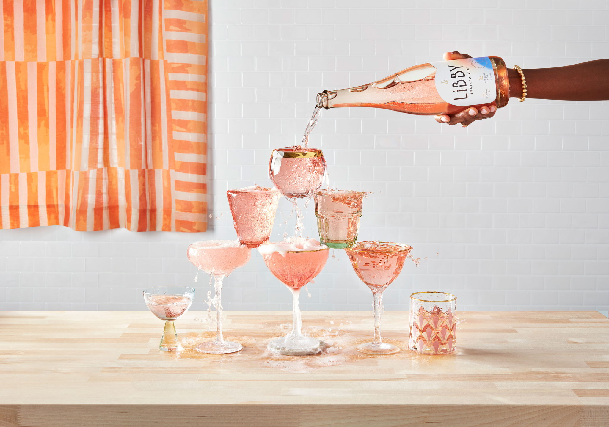 起泡葡萄酒包裝這樣設(shè)計(jì)有趣并充滿活力(圖4) 起泡葡萄酒包裝這樣設(shè)計(jì)有趣并充滿活力(圖4)