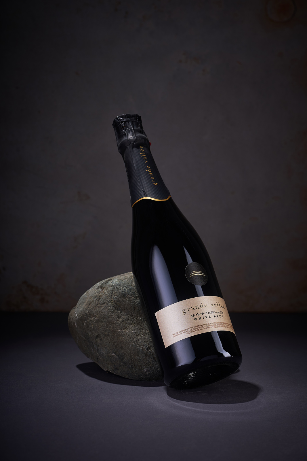 極簡(jiǎn)主義的起泡酒包裝設(shè)計(jì)這樣做(圖4) 極簡(jiǎn)主義的起泡酒包裝設(shè)計(jì)這樣做(圖4)