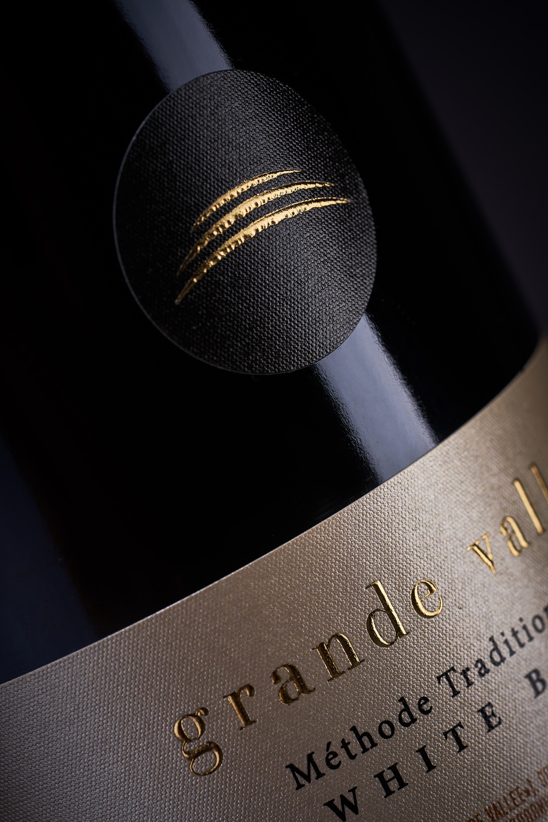 極簡(jiǎn)主義的起泡酒包裝設(shè)計(jì)這樣做(圖2) 極簡(jiǎn)主義的起泡酒包裝設(shè)計(jì)這樣做(圖2)