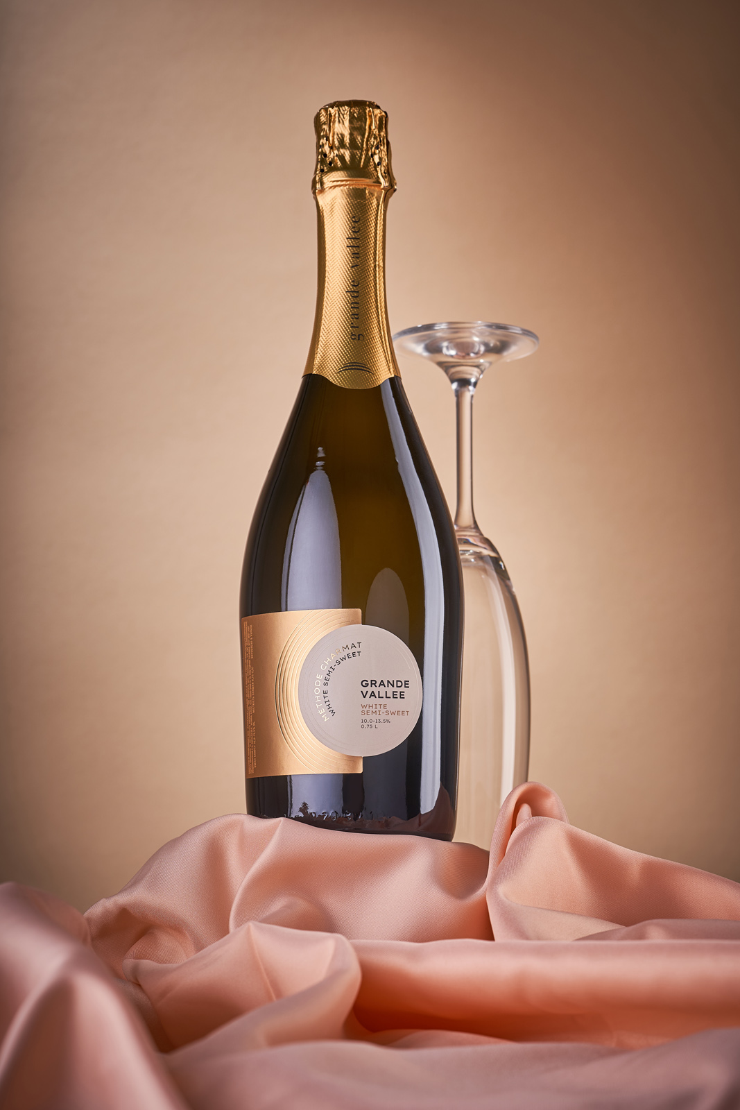 現(xiàn)代簡潔的起泡酒包裝設(shè)計參考(圖3) 現(xiàn)代簡潔的起泡酒包裝設(shè)計參考(圖3)